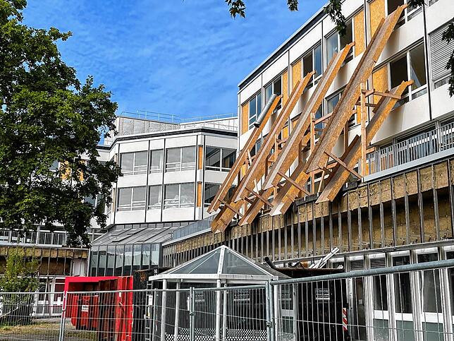 Während die Arztpraxen im Erdgeschoss schon bald fertiggestellt sind, wird im Obergeschoss noch kräftig entkernt und entrümpelt.