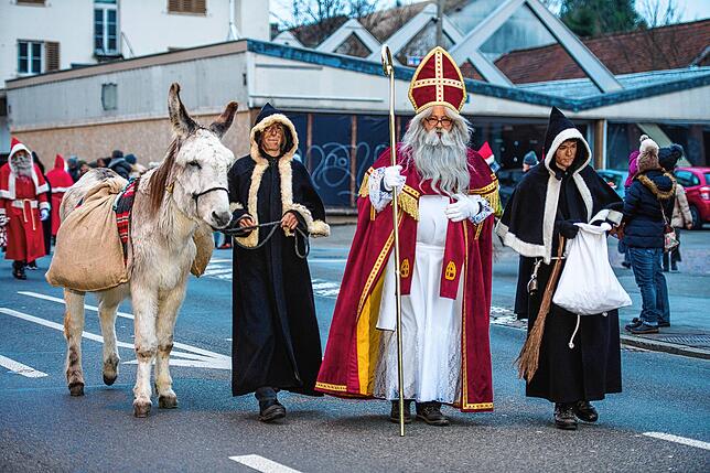 Mit seinem Esel und dem Begleiter Schmutzli verteilt der Samichlaus am 6. Dezember Süßigkeiten und kleine Geschenke.