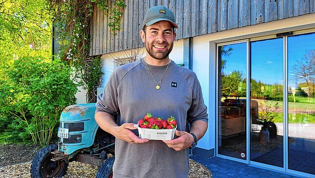 Bruno Stotz hält eine 500-Gramm-Schale Erdbeeren in der Hand. Aktuell kostet sie 4,60 Euro.