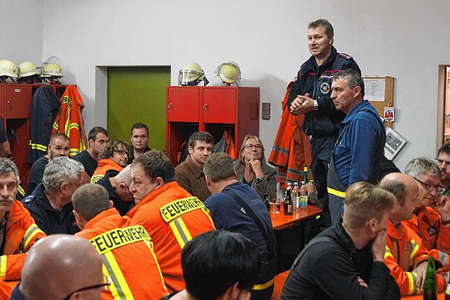 Ein Bild aus besseren Zeiten: Allensbachs Feuerwehrkommandant Hans-Christoph Köhne (stehend rechts) im Kreis von Feuerwehrkameraden, ...