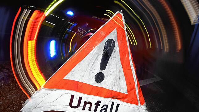 Zwischen Lauchringen und Hauenstein hat am Dienstagabend ein Lastwagen Betriebsflüssigkeit verloren. Dies führte zu einem Unfall auf der ...