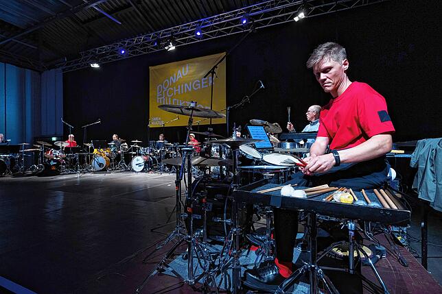 Zehn Drumsets auf einer Bühne: Enno Poppes Schlagzeug-Stück „Streik“.