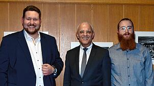 Bürgermeister Fritz Link (Mitte) freut sich, mit Hauptamtsleiter Felix Kuentz (links) und Kämmerer Pirmin Schmid zwei neue Mitarbeiter ...