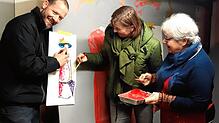 David Sorms, Beate Braun und Katharina Lauterwasser (von links) haben schon bei den Vorbereitungen für den Frauenkaffee viel Spaß.