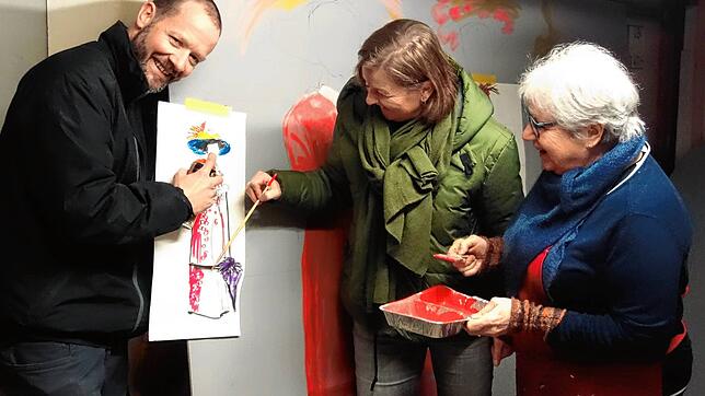 David Sorms, Beate Braun und Katharina Lauterwasser (von links) haben schon bei den Vorbereitungen für den Frauenkaffee viel Spaß.