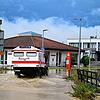 Am Kreisverkehr in der Ortsmitte kämpft sich am Vormittag des 26. Juni 2024 ein Unimog der Johanniter durch die Fluten. Innerhalb einer ...