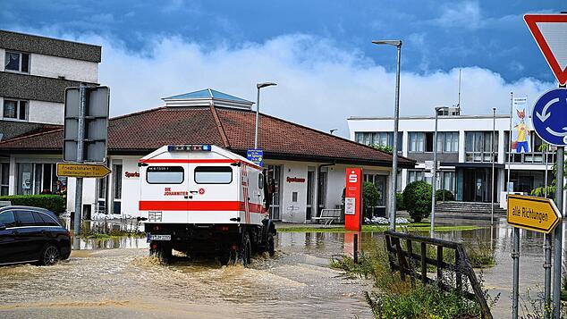 Oberteuringen, Kreisverkehr Ortsmitte Am Kreisverkehr in der Ortsmitte kämpft sich am Vormittag des 26. Juni 2024 ein Unimog der Johanniter durch die Fluten. Innerhalb einer ...
