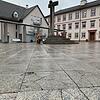 Kaum eine Natursteinplatte des Talschulplatzes ist noch heil. Nun prüft die Stadtverwaltung eine neue Gestaltung.