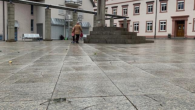 Kaum eine Natursteinplatte des Talschulplatzes ist noch heil. Nun prüft die Stadtverwaltung eine neue Gestaltung.