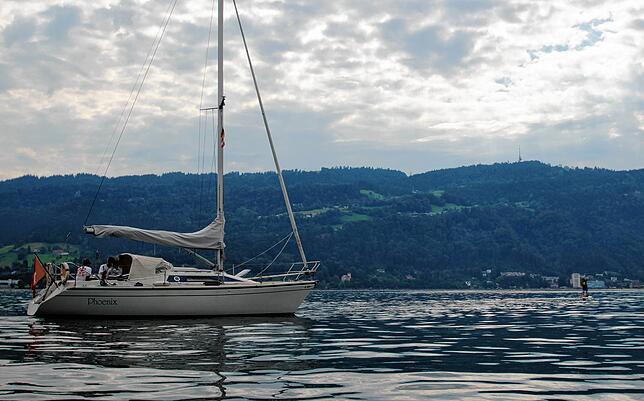 Die Crew des Begleitboots lässt den 43-Jährigen auf seiner Fahrt nicht aus den Augen.
