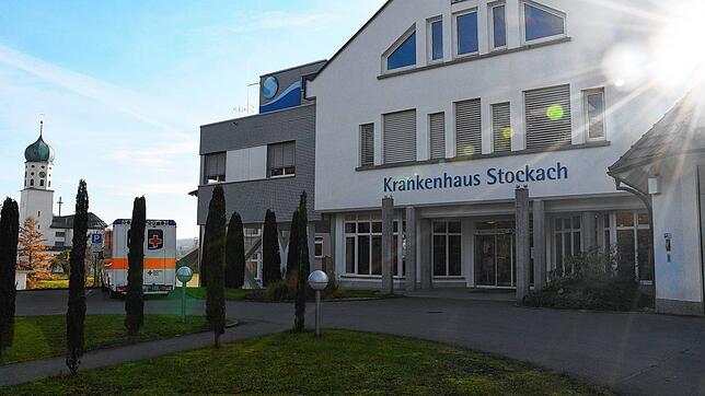 Das Stockacher Krankenhaus im Herbstlicht. Neben der Corona-Pandemie beschäftigen noch viele andere Themen die Verantwortlichen.