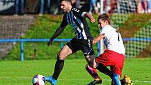 Markus Hain (SC Konstanz-Wollmatingen, links) setzt sich gegen Aaron Sättele (SG Reichenau) durch. Die Partie endete 1:0 für ...