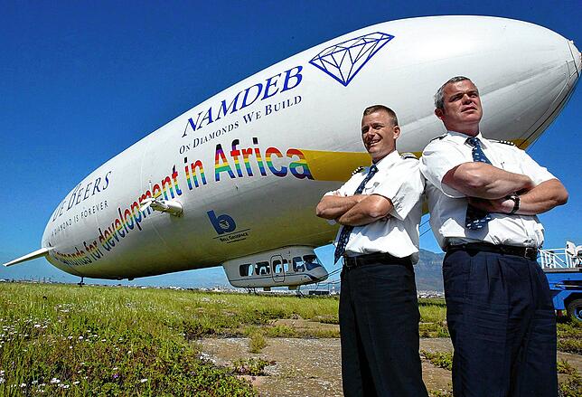 Die Zeppelin-Piloten Joerg Straub (links) und Fritz Günther (recht) posieren vor dem Prototpy, der ab 2005 in Südafrika für den ...