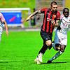 Fabio Pfeifhofer (Bildmitte) vom FC Holzhausen, verfolgt von Alieu Sarr (Türk. SV Singen, links Atakan Koyuncuoglu).