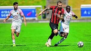 Fabio Pfeifhofer (Bildmitte) vom FC Holzhausen, verfolgt von Alieu Sarr (Türk. SV Singen, links Atakan Koyuncuoglu).