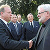 Oberbürgermeister Jan Zeitler (links) begrüßt Staatsminister Klaus-Peter Murawski, der Hinterbliebenen des Flugzeugabsturzes die ...