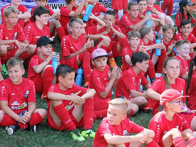 Im Schatten erwarten die Teilnehmer des Fuballcamps die Auslosung zur Mini-WM. Beim Wettkampf unter Länderflaggen treten jeweils vier ...