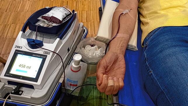 Eine Frau spendet am 2. Mai bei einem Blutspende-Termin in Schopfheim Blut. Die Bereitschaft dazu sinkt immer mehr &ndash; auch am ...
