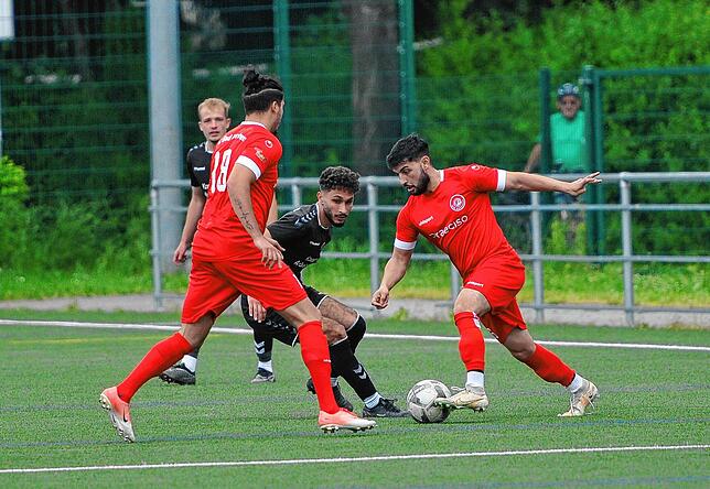 Bad Dürrheims Ioannis Tryfon (rechts am Ball) versucht sich im Duell mit Mert Tuncer.