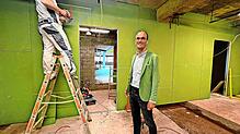 Jörg Frey informiert sich über den Stand der Umbauarbeiten. Bild: gemeinde