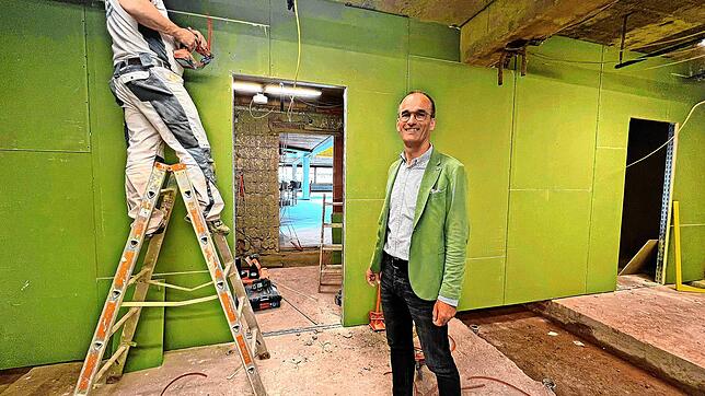 Jörg Frey informiert sich über den Stand der Umbauarbeiten. Bild: gemeinde