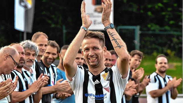 Abschied mit Applaus: Der im Herbst beim SV 08 Laufenburg ausgeschiedene Christoph Mathis wurde gebührend verabschiedet. Beifall gab es ...