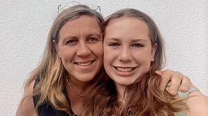 Angelika Landerer behält die Handynutzung ihrer Tochter Karina im Blick. Warum das eine gute Idee ist, führt Social-Media-Experte Andre ...