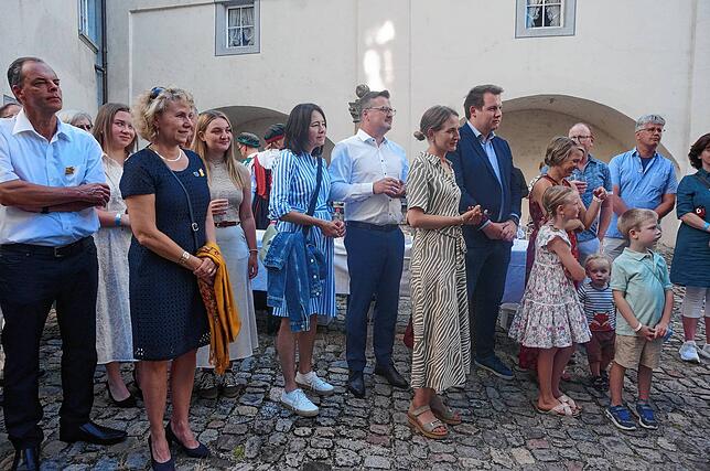 Bild 19: Eintrag ins Goldene Buch beim Heimatabend des Tiengener Schwyzertags – Wir haben die Bilder