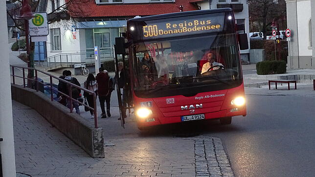 Auch abends ist der Regiobus gut frequentiert, so wie hier in Krauchenwies. Diese Haltestelle am Rathaus soll allerdings aus Gründen der ...