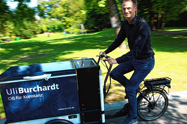 Mit diesem Wagen fährt das Wahlkampfteam von Amtsinhaber Uli Burchardt Unterlagen zu Vor-Ort-Terminen. Am Steuer Jan Mittelstaedt.