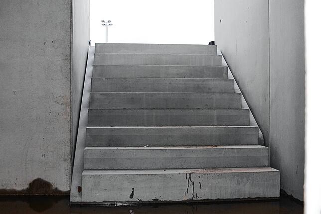 Raus aus der Kabine: Der Treppenaufgang zum neuen Spielfeld des FSV Rheinfelden.