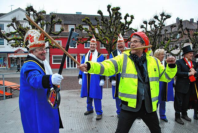 Machtübernahme im Rheinfelder Kastanienpark: OB Klaus Eberhardt gibt 2018 am Schmutzigen Donnerstag den Rathausschlüssel nicht kampflos ...