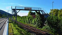 Wenn Stromleitungen für die Bodenseegürtelbahn kommen, muss die Fußgängerbrücke zum Strandbad Ludwigshafen erneuert werden, da sie zu ...