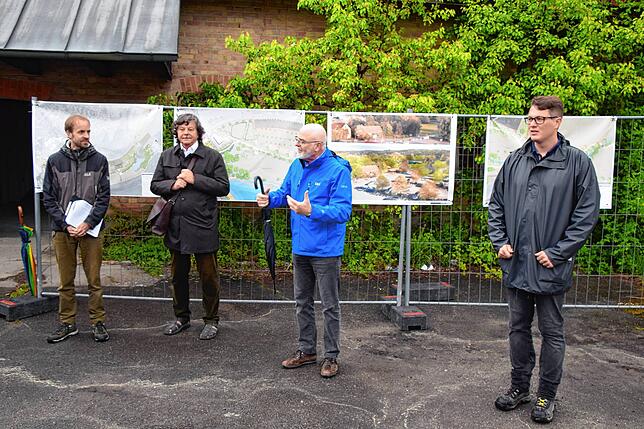Bei einer öffentlichen Vorstellung des Planungsstands Ende April (von links): Tim Kaysers, Johann Senner, Bürgermeister Rainer Stolz und ...