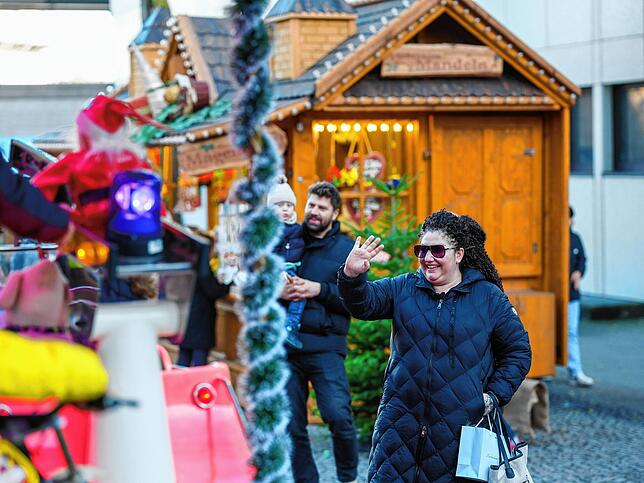 Bild 9: Endlich wieder Weihnachtsmarkt! Besucher und Betreiber genießen die Bodensee-Weihnacht