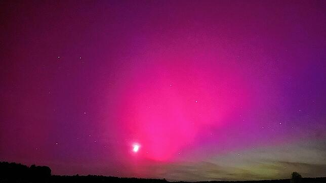 Auch in der Nacht zu Montag sollen Polarlichter in vielen Teilen Deutschlands gut zu sehen sein.