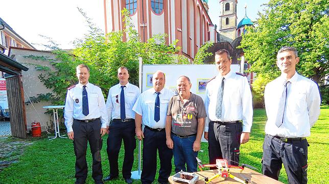 Die Feuerwehrkommandanten danken am Samstag Bernhard Baumgartner (Bildmitte) vom Förderverein für 25 Jahre Hilfe, von links: Christian ...
