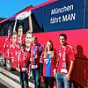 Sie freuen sich auf das Fußballspiel des FC Bayern in Augsburg, von links die Eltern Doris und Thomas Bäurer, Freundin Denise und ...