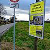 Mehrere dieser Infotafeln, wie hier an der Ecke Heggelinstraße/Storchenblick, hatte die Initiative gegen die Südumfahrung im ...