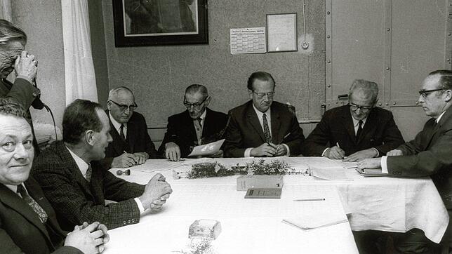 Bei der Unterzeichnung der Vereinbarung zum Zusammenschluss der Gemeinde Dachsberg am 21. Dezember 1970 im Rathaus Wittenschwand (von ...