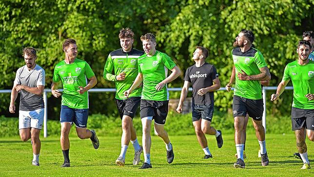 Trainingsauftakt beim Verbandsliga-Aufsteiger. Die Donaueschinger Spieler haben offensichtlich Spaß bei der ersten Einheit.