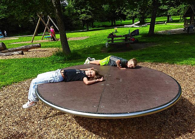 Auf dem großen Drehteller am Warenbachspielplatz lässt sich wunderbar entspannen und drehen.