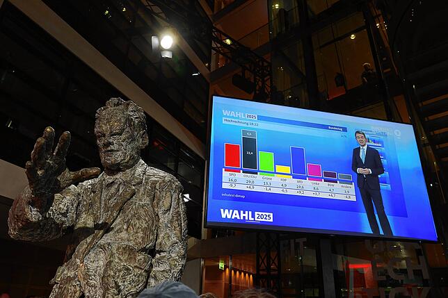 Willy Brandt „beobachtet“ die ersten Hochrechnung seiner Sozialdemokraten.