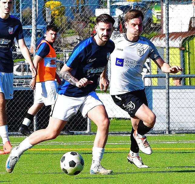 Siegtreffer: Mit seinem vierten Saisontor sicherte Tim Birkenheier (hinten, gegen Patrik Braun) dem SV Buch den 3:2-Erfolg beim VfB ...