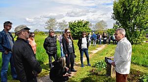 Spannender Einblick in die Geschichte: Im Vordergrund ist die Gruppe mit Führer Ewald Halder (rechts) am Weihestein zu sehen. Die Gruppe ...
