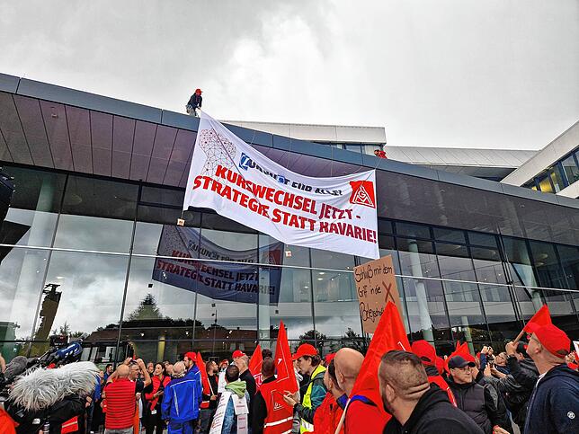 Bild 11: Protest bei ZF Friedrichshafen: So kämpfen die Mitarbeiter gegen den drohenden Stellenabbau