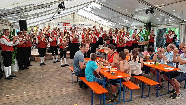 Bild 1: Bilder vom Dorffest: Bestes Wetter und beste Stimmung beim Dorffest in Limpach im Deggenhausertal