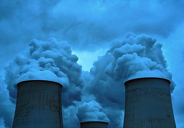 Wasserdampf steigt am frühen Morgen aus den Kühltürmen des Braunkohlekraftwerks Jänschwalde der Lausitz Energie Bergbau AG (LEAG). ...