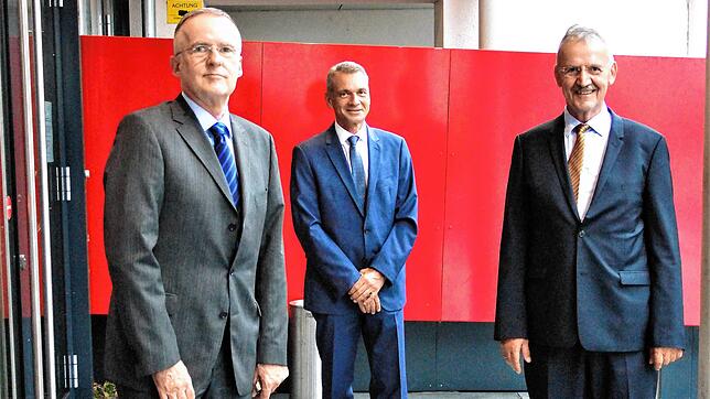 Stellen im Milchwerk eine positive Jahresbilanz 2020 vor (v.l.): die Familienheim-Vorstände Stefan Andelfinger und Marco Bächle sowie ...