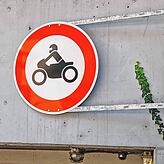 Über der Einfahrt zu Deck zwei des Parkhauses Poststraße ist ein Verbotsschild montiert.